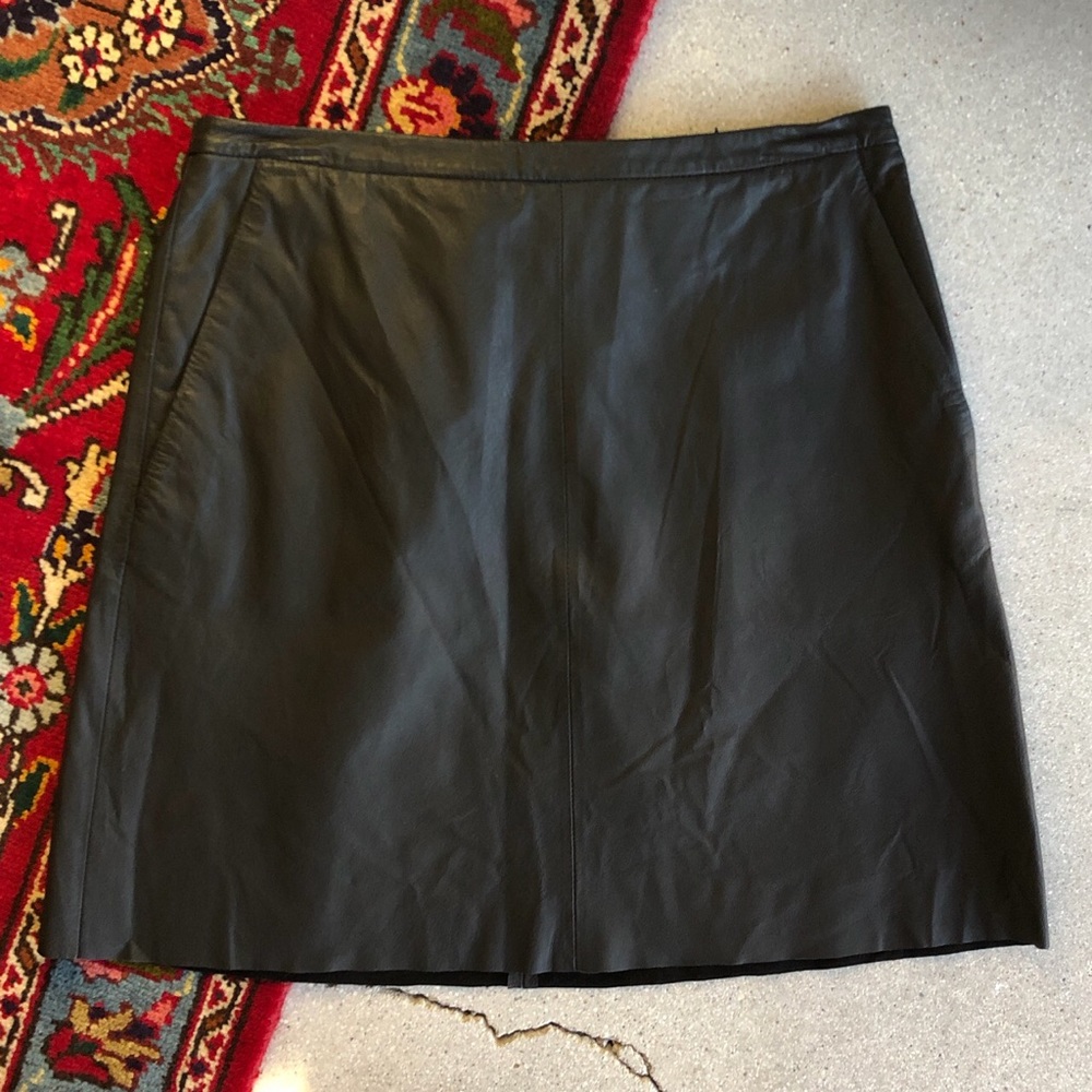 ROBBI & NIKKI BLACK SKIRT